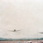 Panamá - Aviões P-40 pilotados por brasileiros à baixa altura durante a cerimônia de encerramento do treinamento em 20/06/1944.
Foto: John W. Buyers