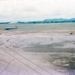 Panamá - Três aviões P-40 (um sobre o terreno e dois sobre a linha das árvores) pilotados por brasileiros à baixa altura durante a cerimônia de encerramento do treinamento em 20/06/1944.
Foto: John W. Buyers