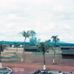 Panamá - Durante a cerimônia de encerramento do treinamento no Panamá, durante uma demonstração de tiro uma das bombas, lançadas tardiamente pelo Capitão Fortunato, atingiu as proximidades de um vilarejo próximo, felizmente sem danos. Na foto, a fumaça da explosão.
Foto: John W. Buyers