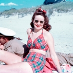 Praia em Rochester, EUA - Cap. Marcilio Gibson e Jane, cujo pai era diretor da Kodak e que conseguiu para John Buyers 50 rolos de filmes coloridos Kodak Ektachrome.
Foto: John W. Buyers
