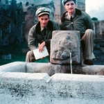 Pompéia - Cap. Horácio e Ten. Lima Mendes junto à fonte na esquina da Via della Fortuna e Via del Vesuvio, com relevo em mármore representando Sileno sobre um odre de vinho.
Foto: John W. Buyers