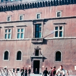 Roma - Palazzo Venezia ou Palazzo Barbo, localizado na esquina da Piazza Venezia com a Via del Plebiscito. Era do balcão do Palazzo que Mussolini se dirigia às multidões nas ocasiões mais importantes, como em 1940, quando a Itália declarou guerra à França e ao Reino Unido.
Foto: John W. Buyers