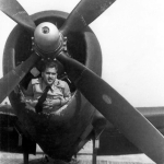 Pisa - O Asp. Fernando de Barros Morgado aparece com o corpo enfiado na entrada de ar para o supercharger do P-47D-25-RE s/n 42-26772 &quot;B1&quot;
Foto: via Renato Figueiredo.