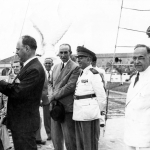 Fernando de Barros Morgado condecorado pelo Ministro da Aeronáutica, Sr. Joaquim Pedro Salgado Filho, na presença do Presidente Getúlio Vargas.
Foto: via Renato Figueiredo.