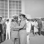 O Ten. Cel. José de Souza Prata despede-se do Cap. Joel Miranda.
 Foto: Arquivo Nacional.
