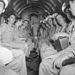 Oficiais e graduados embarcados no Lockheed C-60 da USAAF que os levaria para Natal.
 Foto: Arquivo Nacional.

