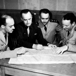 Da esquerda, Oswaldo Pamplona, Gen. Hume Peabody (Oficial Comandante do AAFTC), Nero Moura e o Ten.Cel.Av. Martinho Cândido dos Santos.
Foto: via Carlos Lorch / Action Editora.